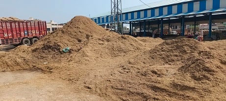 गुहला चीका अनाज मंडी में लगे भूसे का ढेर। संवाद गुहला चीका अनाज मंडी में लगे भूसे का ढेर। संवाद