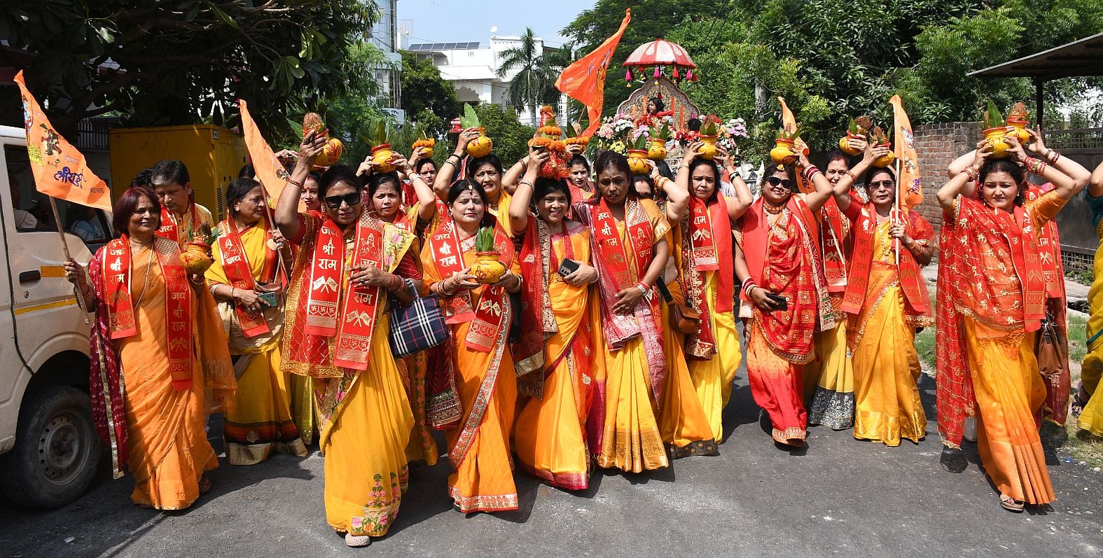 गोमतीनगर में कलश यात्रा निकालतीं महिलाएं। गोमतीनगर में कलश यात्रा निकालतीं महिलाएं।