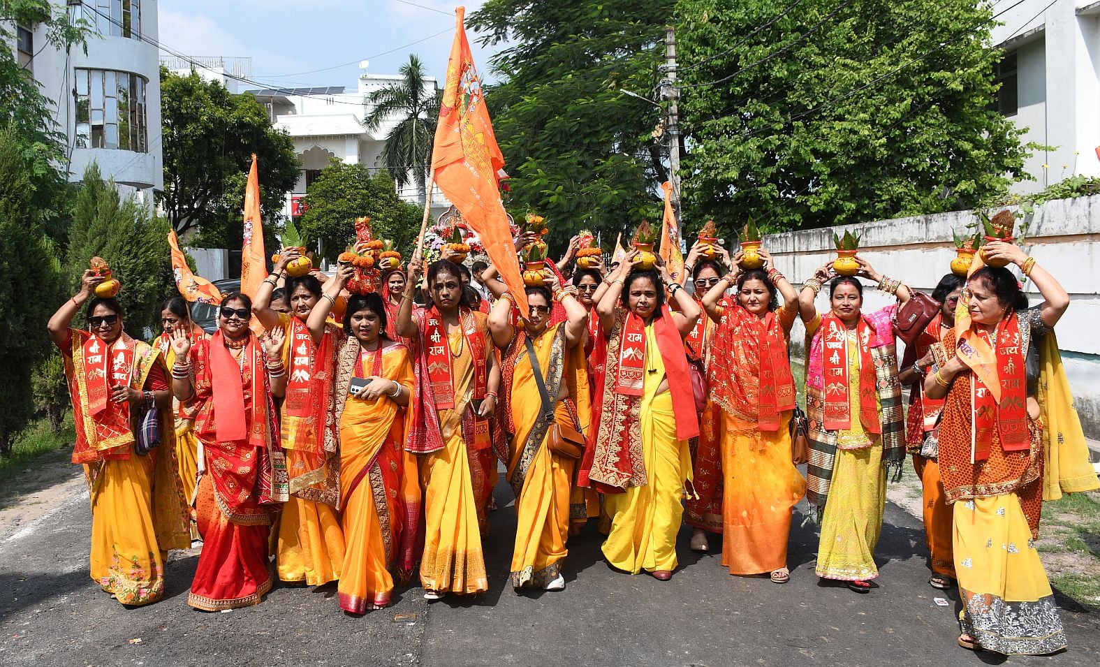 गोमतीनगर में कलश यात्रा निकालतीं महिलाएं। गोमतीनगर में कलश यात्रा निकालतीं महिलाएं।
