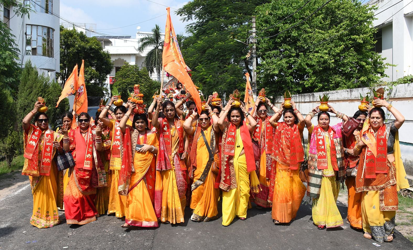 गोमतीनगर में कलश यात्रा निकालतीं महिलाएं। गोमतीनगर में कलश यात्रा निकालतीं महिलाएं।