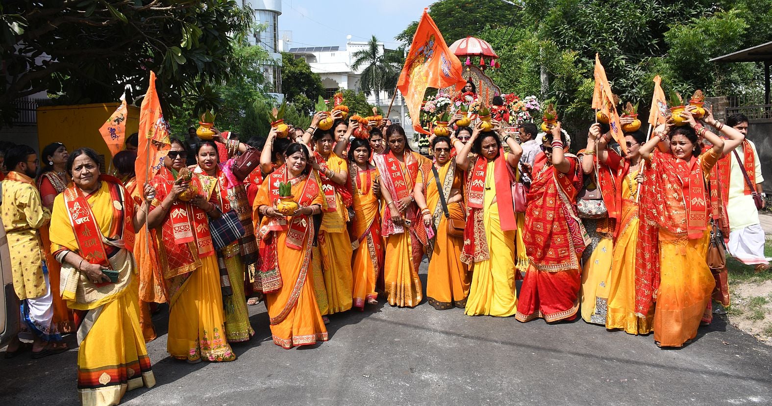 गोमतीनगर में कलश यात्रा निकालतीं महिलाएं। गोमतीनगर में कलश यात्रा निकालतीं महिलाएं।