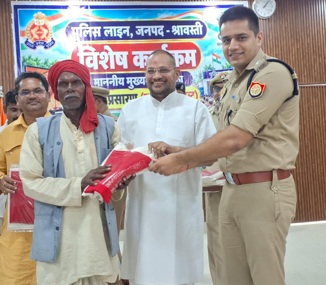 ग्राम प्रहरियों को सम्मानित करते जिला पंचायत अध्यक्ष व एसपी। ग्राम प्रहरियों को सम्मानित करते जिला पंचायत अध्यक्ष व एसपी।