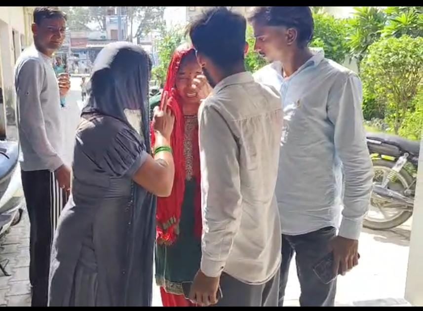 गोदाम में एयरगन के पैलेट की पेटी नीचे गिरने से हुए विस्फोट के बाद निकलता धुंआ और राहत कार्य में गोदाम में एयरगन के पैलेट की पेटी नीचे गिरने से हुए विस्फोट के बाद निकलता धुंआ और राहत कार्य में