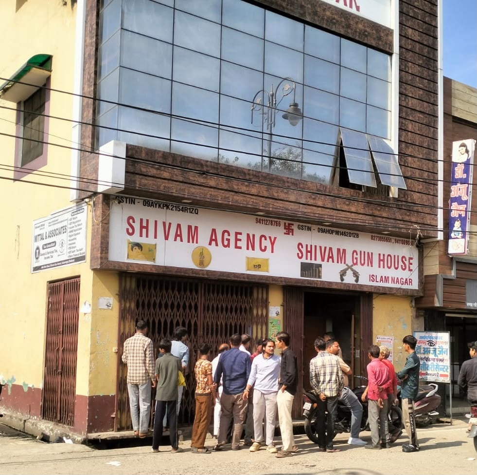 गोदाम में एयरगन के पैलेट की पेटी नीचे गिरने से हुए विस्फोट के बाद निकलता धुंआ और राहत कार्य में गोदाम में एयरगन के पैलेट की पेटी नीचे गिरने से हुए विस्फोट के बाद निकलता धुंआ और राहत कार्य में