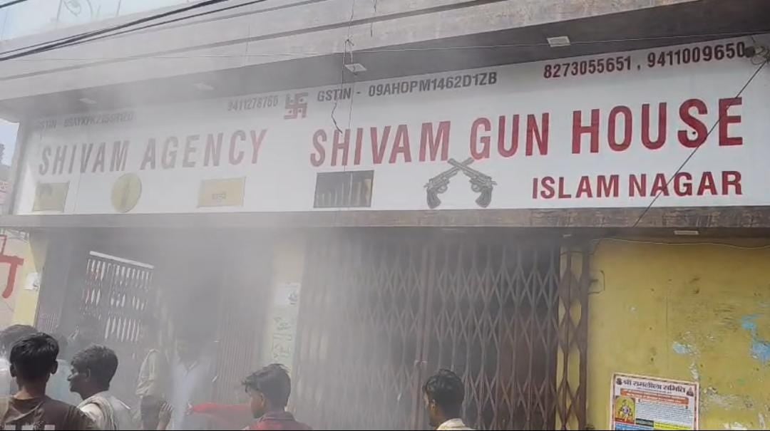 गोदाम में एयरगन के पैलेट की पेटी नीचे गिरने से हुए विस्फोट के बाद निकलता धुंआ और राहत कार्य में गोदाम में एयरगन के पैलेट की पेटी नीचे गिरने से हुए विस्फोट के बाद निकलता धुंआ और राहत कार्य में