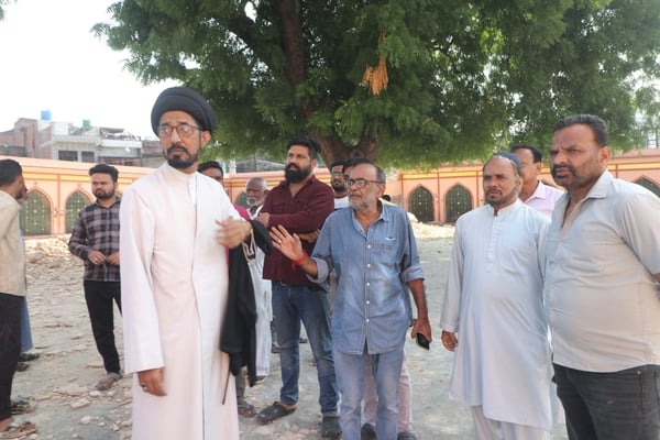 घटना की सूचना पर माैलाना सैफ अब्बास मौके पर पहुंचे और निरीक्षण किया। घटना की सूचना पर माैलाना सैफ अब्बास मौके पर पहुंचे और निरीक्षण किया।
