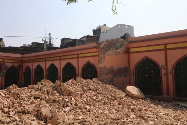 घटना की सूचना पर माैलाना सैफ अब्बास मौके पर पहुंचे और निरीक्षण किया। घटना की सूचना पर माैलाना सैफ अब्बास मौके पर पहुंचे और निरीक्षण किया।