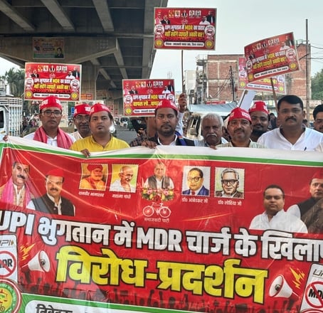  हाइडिल-स्कूटर इंडिया रोड स्थित बाजार में प्रदर्शन करते समाजवादी व्यापार सभा के पदाधिकारी।