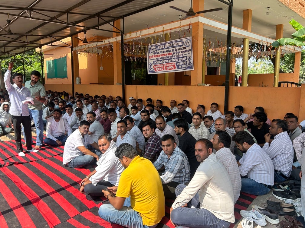 जेई के तबादलों के विरोध में धरना देते कर्मचारी। विज्ञप्ति जेई के तबादलों के विरोध में धरना देते कर्मचारी। विज्ञप्ति