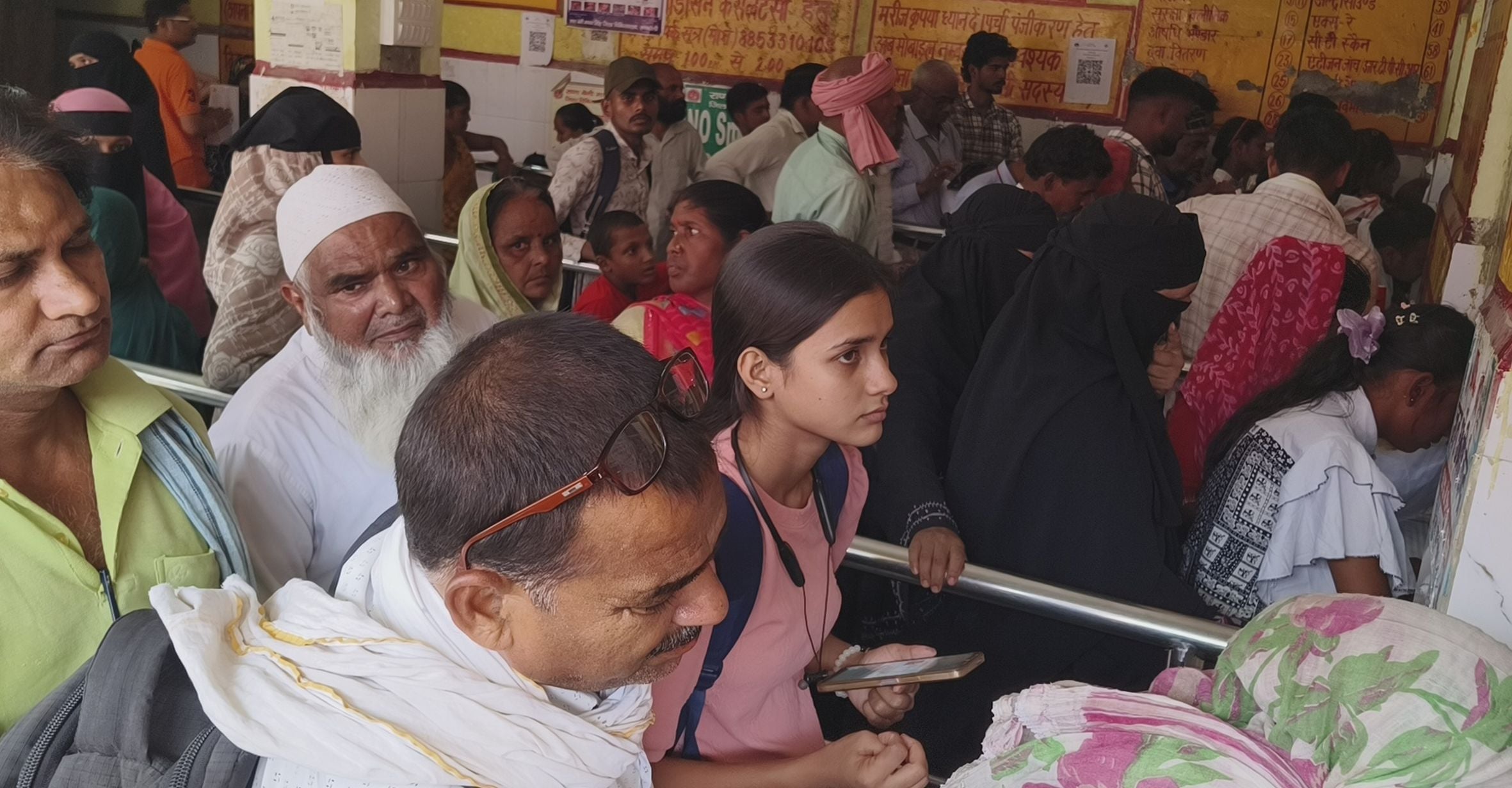 जिला अस्पताल की ओपीडी में कक्ष के बाहर लगी मरीजों की भीड़। जिला अस्पताल की ओपीडी में कक्ष के बाहर लगी मरीजों की भीड़।