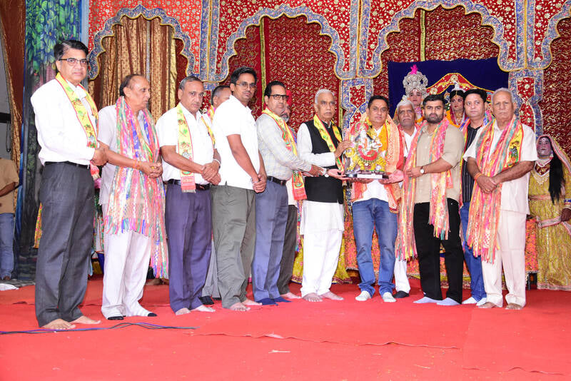 क्लब के सदस्य मुख्यातिथि का स्वागत करते हुए। विज्ञप्ति क्लब के सदस्य मुख्यातिथि का स्वागत करते हुए। विज्ञप्ति
