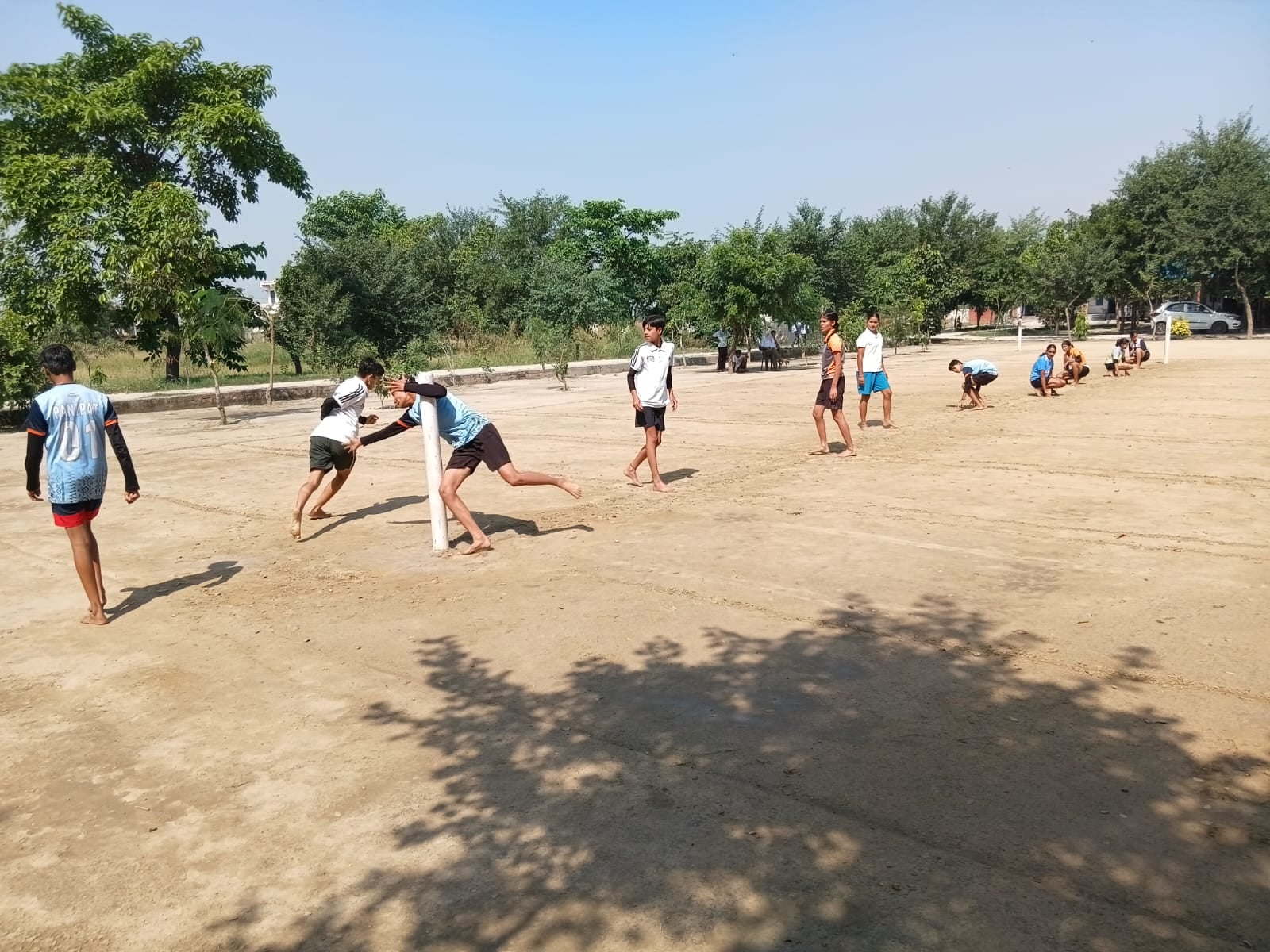कराटे में चयनित खिलाड़ी साथ में कोच।