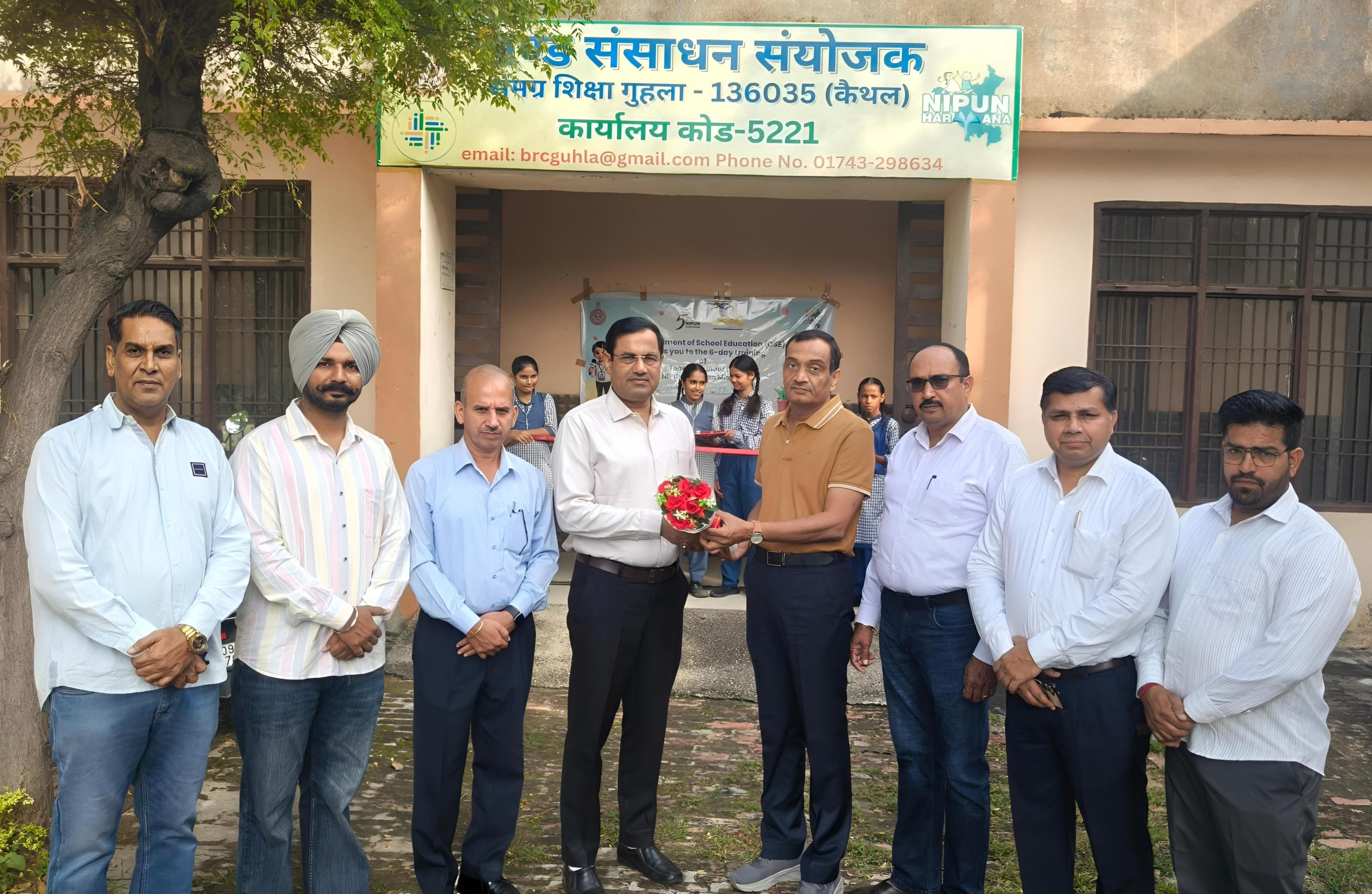 कार्यक्रम में मुख्यातिथि स्वागत करते अध्यापक हुए। प्रवक्ता