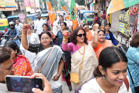लहुराबीर चौराहा पर कांग्रेस पार्टी के नेताओं के खिलाफ प्रदर्शन करतीं भारतीय जनता पार्टी महिला म लहुराबीर चौराहा पर कांग्रेस पार्टी के नेताओं के खिलाफ प्रदर्शन करतीं भारतीय जनता पार्टी महिला म