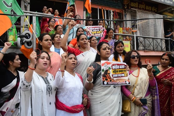 लहुराबीर चौराहा पर कांग्रेस पार्टी के नेताओं के खिलाफ प्रदर्शन करतीं भारतीय जनता पार्टी महिला म लहुराबीर चौराहा पर कांग्रेस पार्टी के नेताओं के खिलाफ प्रदर्शन करतीं भारतीय जनता पार्टी महिला म