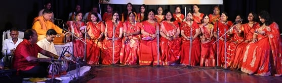 लोकगायन कार्यशाला के समापन समारोह में प्रस्तुतिस देतीं महिलाएं। 