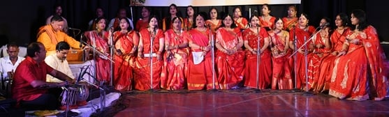 लोकगायन कार्यशाला के समापन समारोह में प्रस्तुतिस देतीं महिलाएं। 