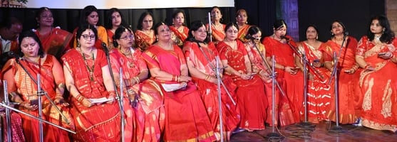 लोकगायन कार्यशाला के समापन समारोह में प्रस्तुतिस देतीं महिलाएं। 