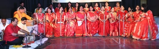 लोकगायन कार्यशाला के समापन समारोह में प्रस्तुतिस देतीं महिलाएं। 