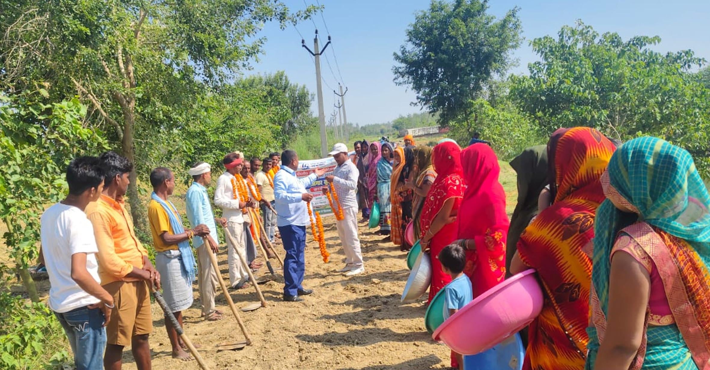 लौकिया व शिवपुर में काम करते श्रमिक।