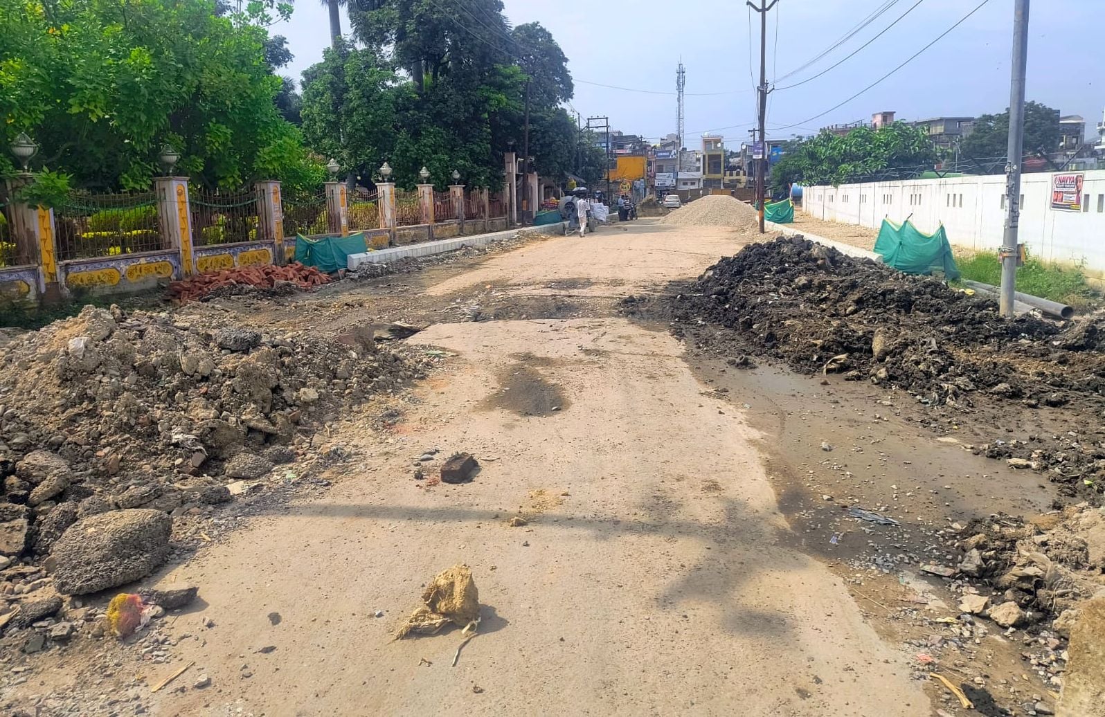 लाल इमली से सुभाष नगर तिराहे जाने वाले मार्ग पर गड्ढे। संवाद  
