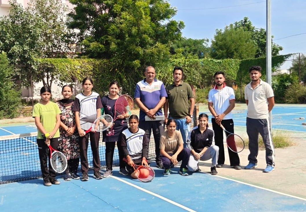 लॉन टेनिस मुकाबलों के दौरान खिलाड़ी स्टाफ के साथ। कोच लॉन टेनिस मुकाबलों के दौरान खिलाड़ी स्टाफ के साथ। कोच