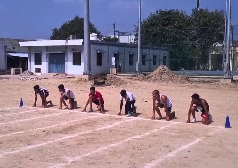मेडल व प्रमाणपत्र के साथ विजेता खिलाड़ी। स्रोत: आयोजक।