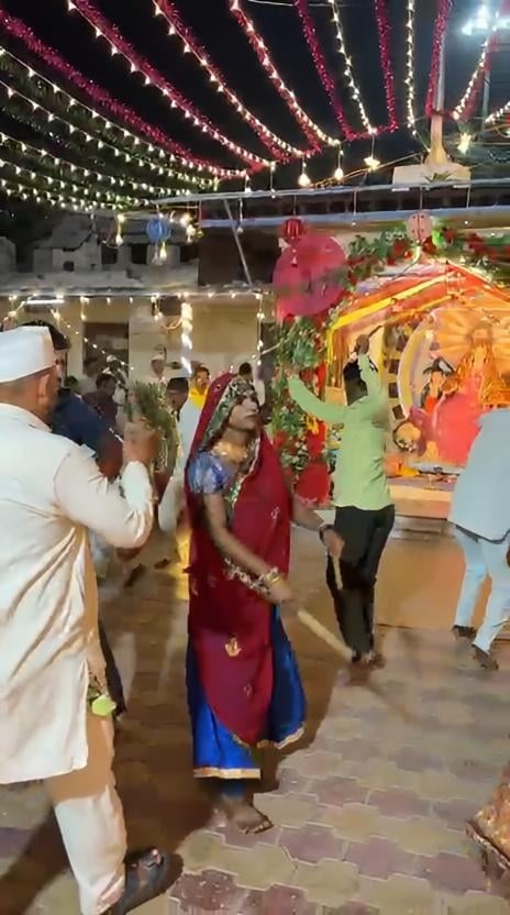 महिलाओं के कपड़े पहनकर गरबे करते पुरुष कैदी