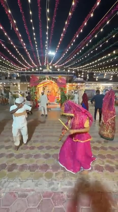 महिलाओं के कपड़े पहनकर गरबे करते पुरुष कैदी