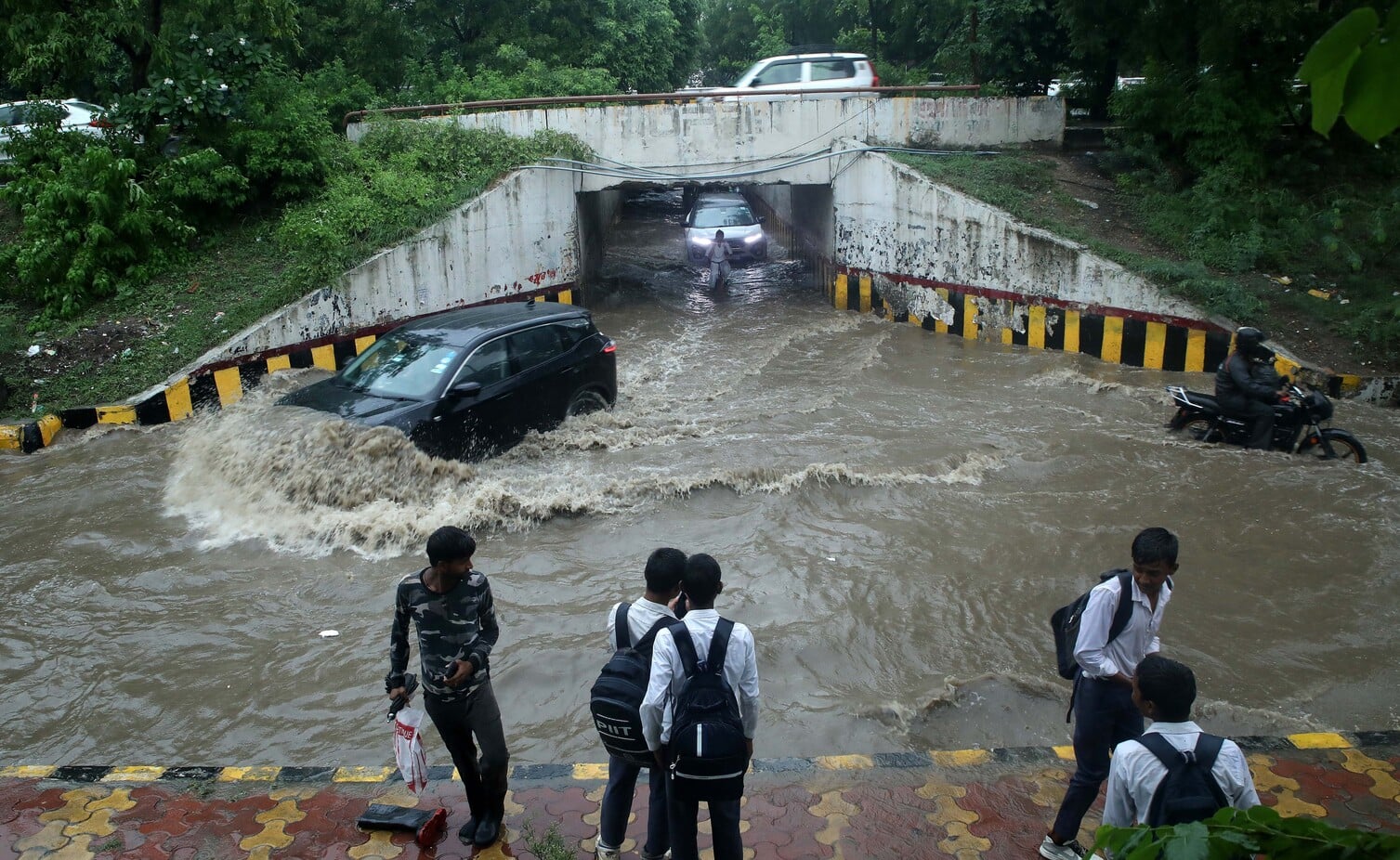 महामाया के नीचे कल बारिस के दौरान भरा था पानी फंसी कार । महामाया के नीचे कल बारिस के दौरान भरा था पानी फंसी कार ।