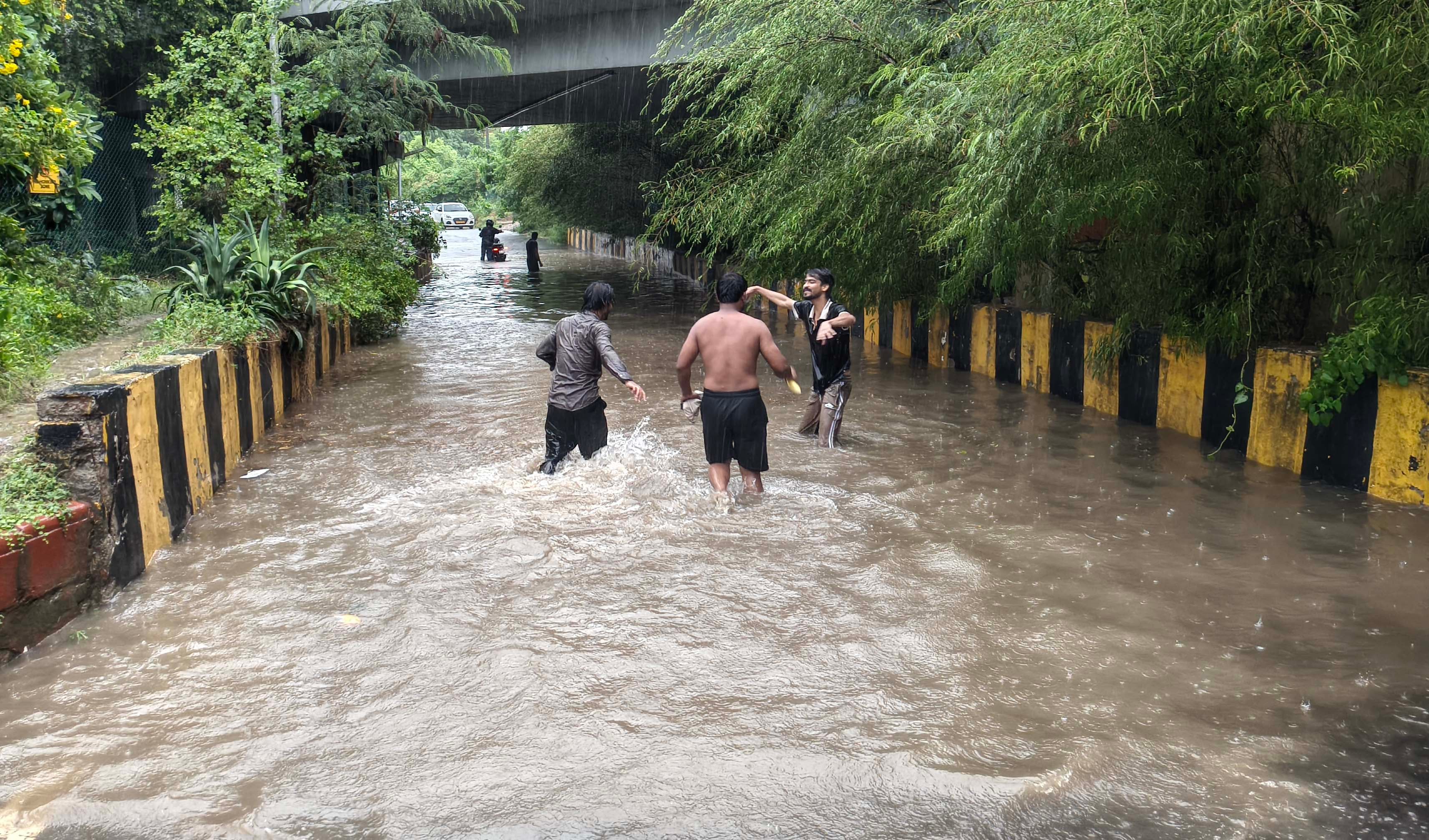 महामाया के नीचे कल बारिस के दौरान भरा था पानी फंसी कार । महामाया के नीचे कल बारिस के दौरान भरा था पानी फंसी कार ।