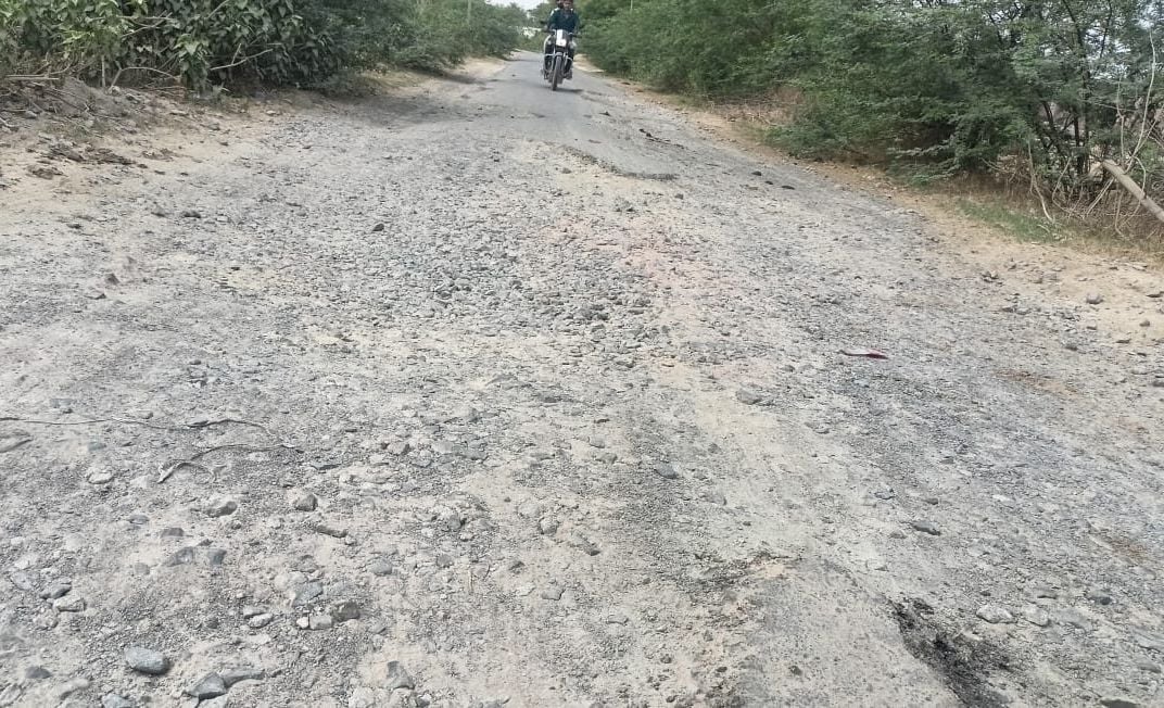 मोहान का खस्ताहाल देवीखेड़ा-कोटरा मार्ग। स्रोत: ग्रामीण