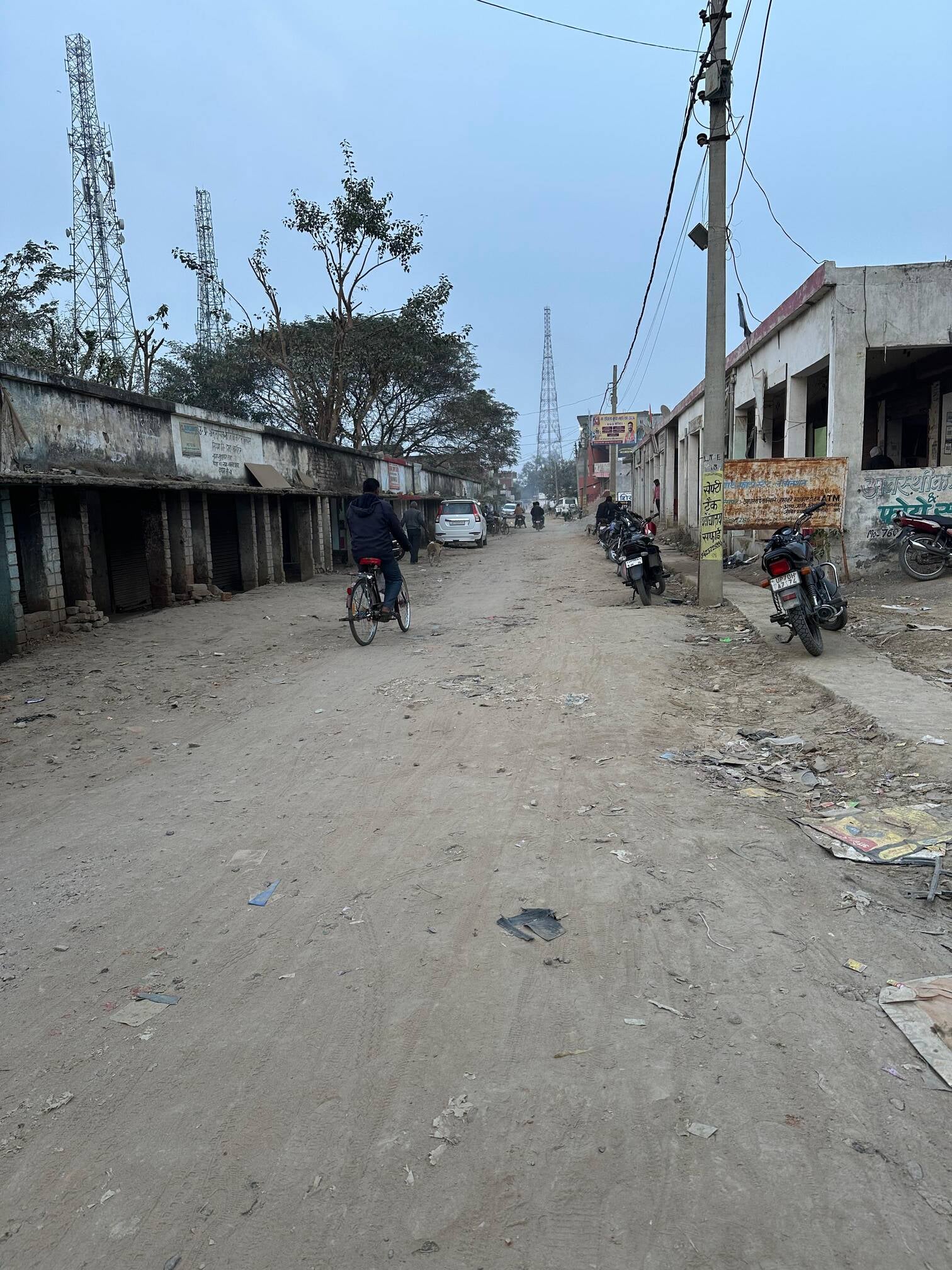 मेजा के मनु का पूरा में बनाई गई जिला पंचायत की सड़क का एक दशक से नहीं हुआ मरम्मत कार्य। राहगीर मेजा के मनु का पूरा में बनाई गई जिला पंचायत की सड़क का एक दशक से नहीं हुआ मरम्मत कार्य। राहगीर