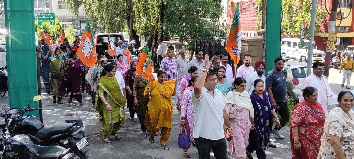 मणिपुर से कांग्रेस सांसद डॉ. अंगोमचा बिमोल अकोइजाम पर यौन उत्पीड़न के आरोपों के विरोध में भाजपा