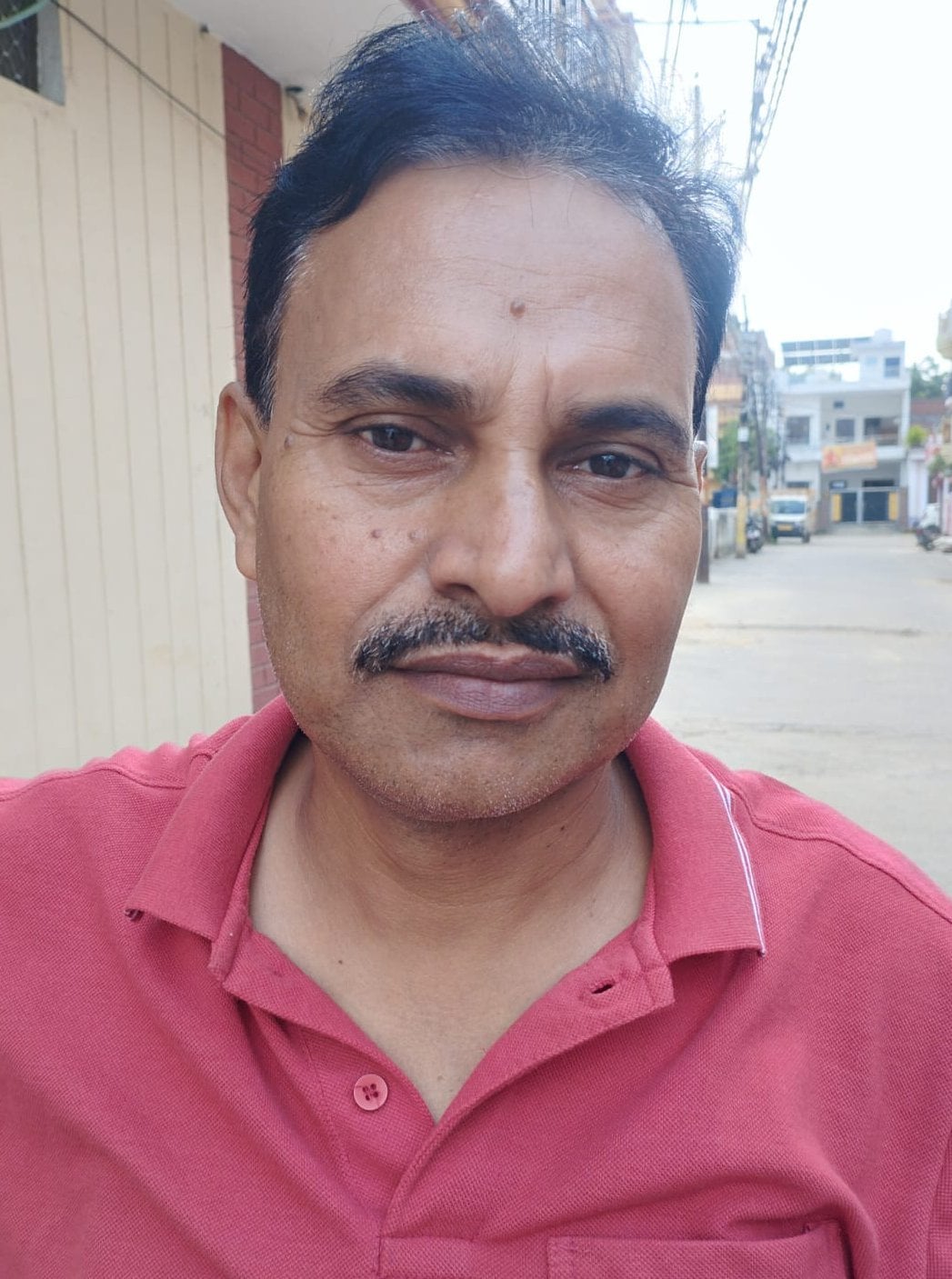 मीराभवन वार्ड के आवास विकास कॉलोनी में खुले में पड़ी पाइप लाइन। संवाद