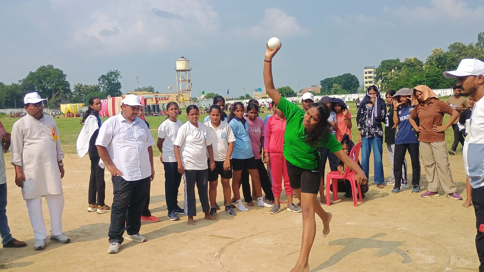 नवीन स्टेडियम में अंडर-19 की 100 मीटर दौड़ में स्टार्ट लेते एथलीट। संवाद