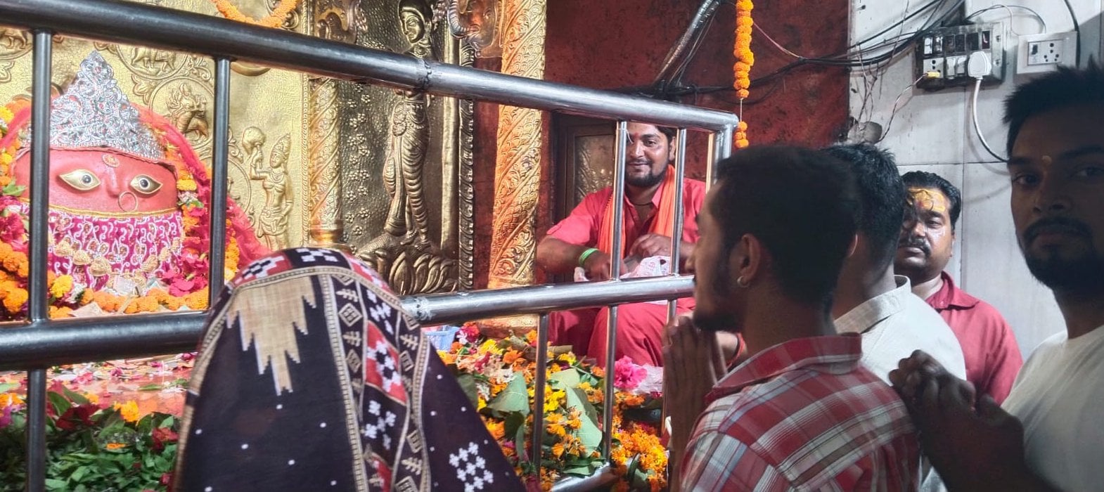 नवरात्र के तीसरे दिन मां बेल्हा देवी का हुआ भव्य श्रृंगार। संवाद नवरात्र के तीसरे दिन मां बेल्हा देवी का हुआ भव्य श्रृंगार। संवाद