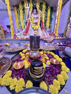 नवरात्र के दूसरे दिन मां दुर्गा के मंदिरों में पूजन हुआ। 
