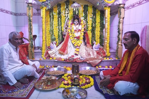 नवरात्र के दूसरे दिन मां दुर्गा के मंदिरों में पूजन हुआ। 