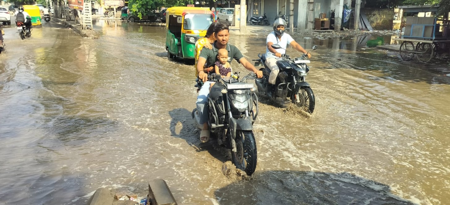 ओल्ड फरीदाबाद रेलवे अंडरपास में भरा बारिश का पानी । संवाद ओल्ड फरीदाबाद रेलवे अंडरपास में भरा बारिश का पानी । संवाद