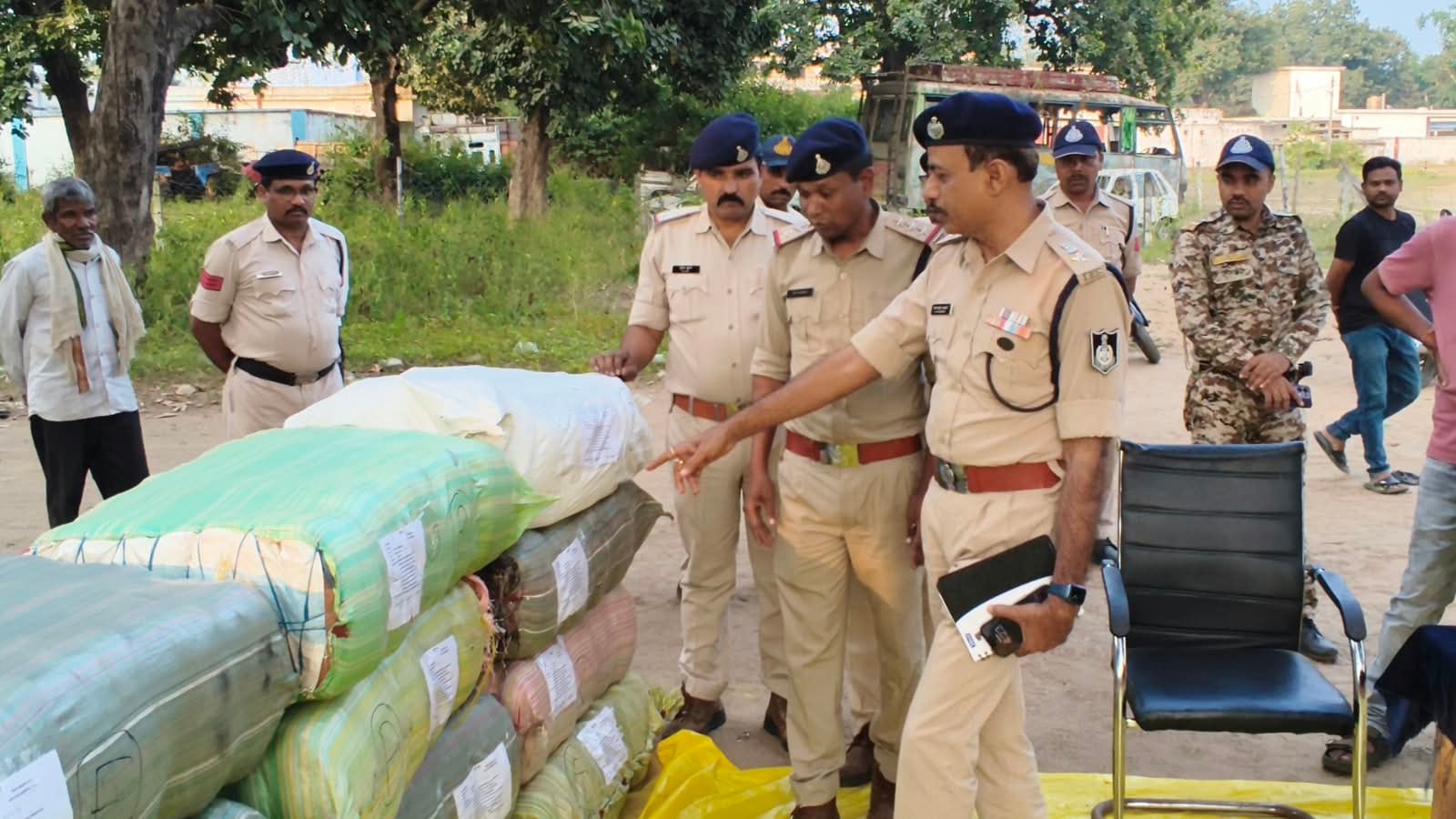 पुलिस घेरे में आरोपी।
