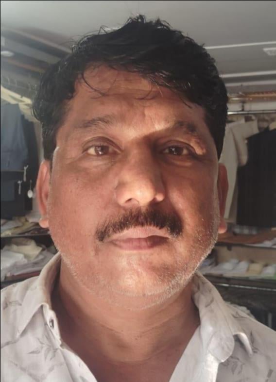 प्लास्टिक सिटी के अंदर खराब पड़ी सड़क और उगी झाड़ियां। संवाद