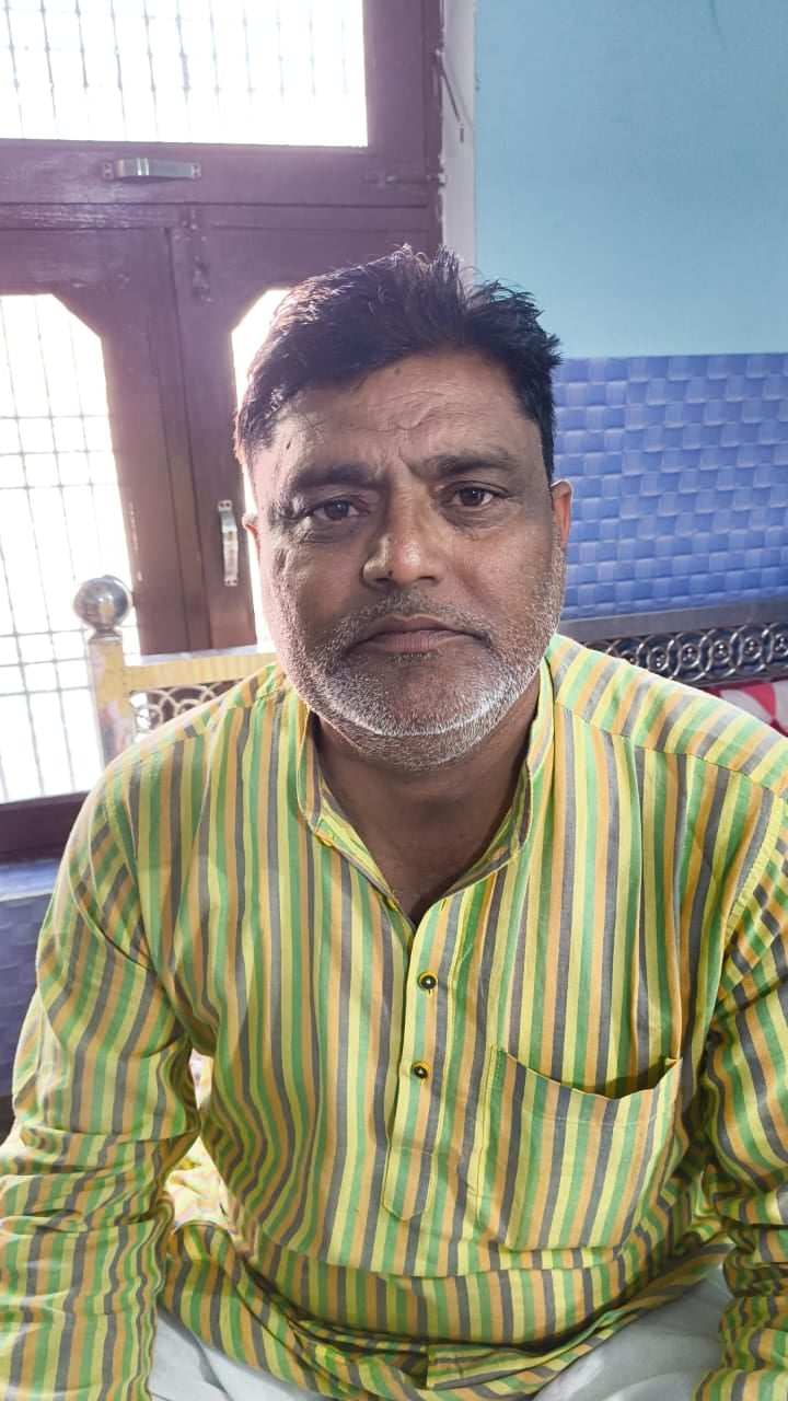प्लास्टिक सिटी के अंदर खराब पड़ी सड़क और उगी झाड़ियां। संवाद