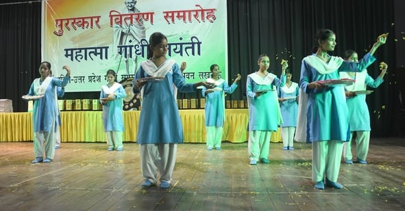 प्रतियोगिताओं के विजेता छात्र।