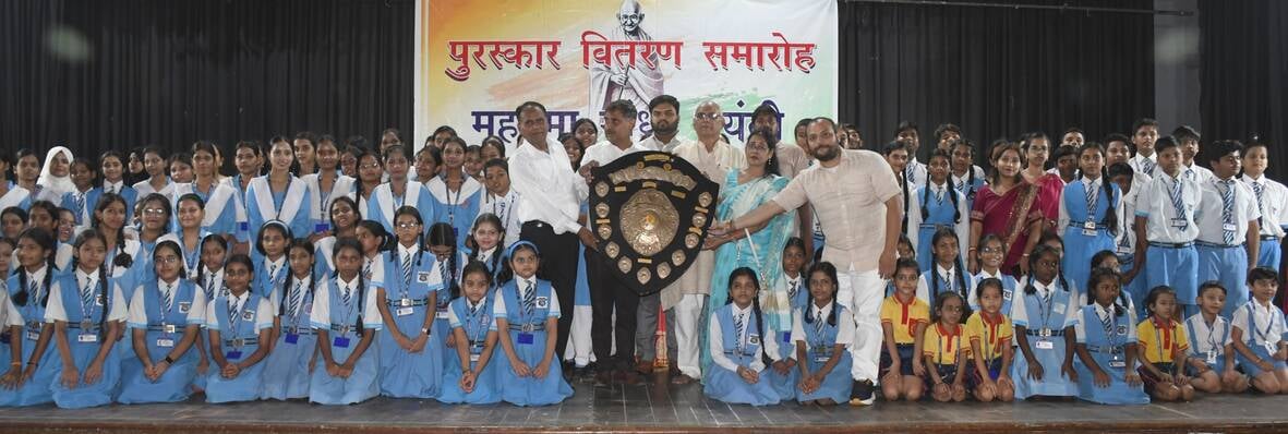 प्रतियोगिताओं के विजेता छात्र।