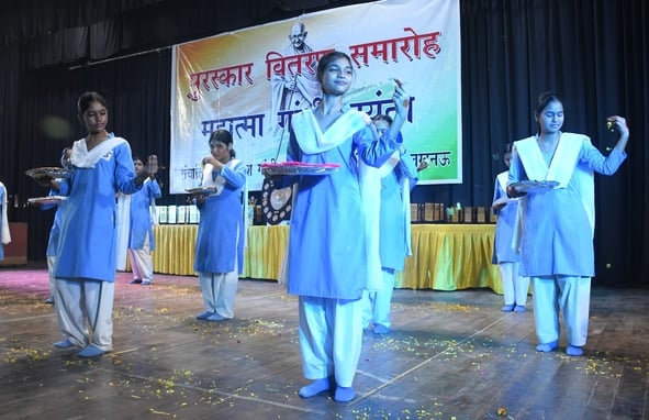 प्रतियोगिताओं के विजेता छात्र।