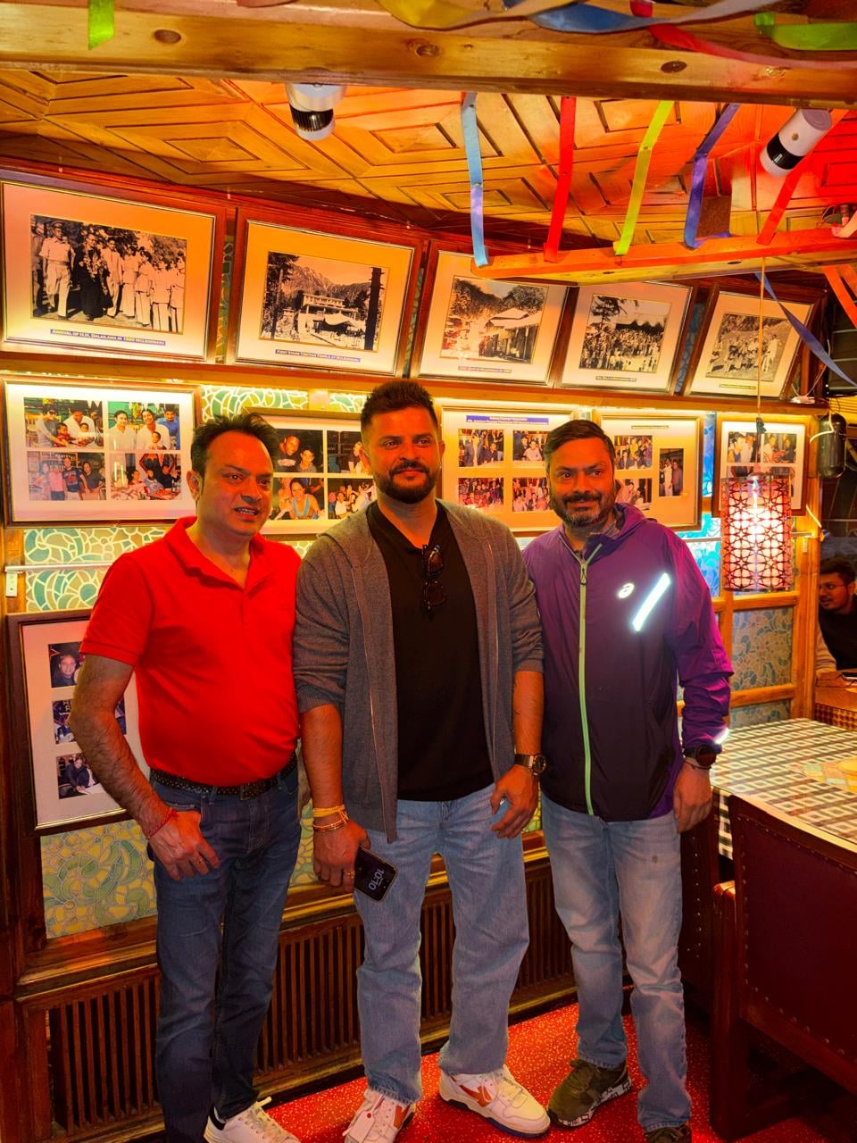 पर्यटन नगरी मैक्लोडगंज में पहुंचे पूर्व भारतीय क्रिकेटर सुरेश रैना अपने प्रशंसकों के साथ फोटो ख