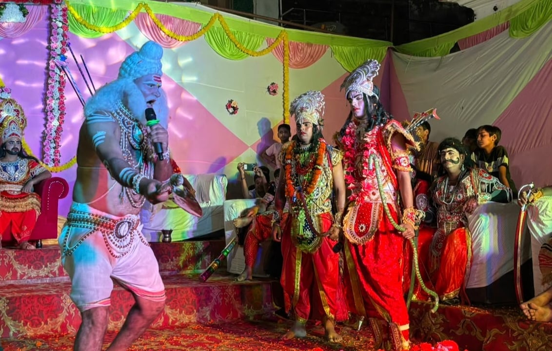 पुवायां में निकली राम बरात में शामिल देवस्वरूप। संवाद