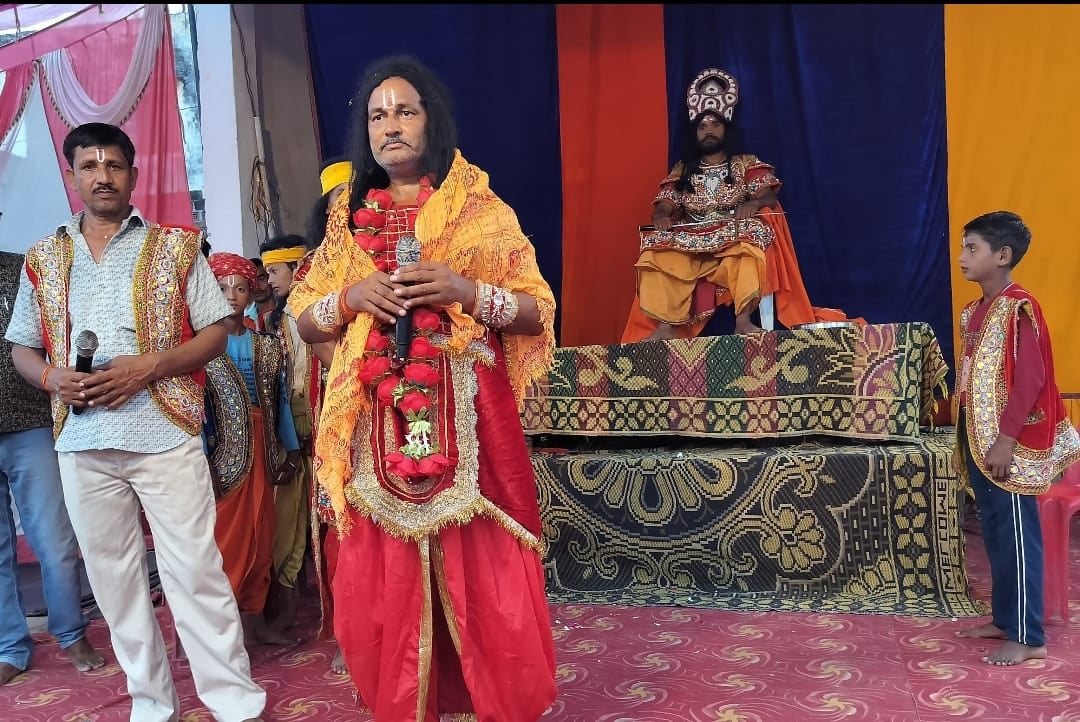 पुवायां में निकली राम बरात में शामिल देवस्वरूप। संवाद