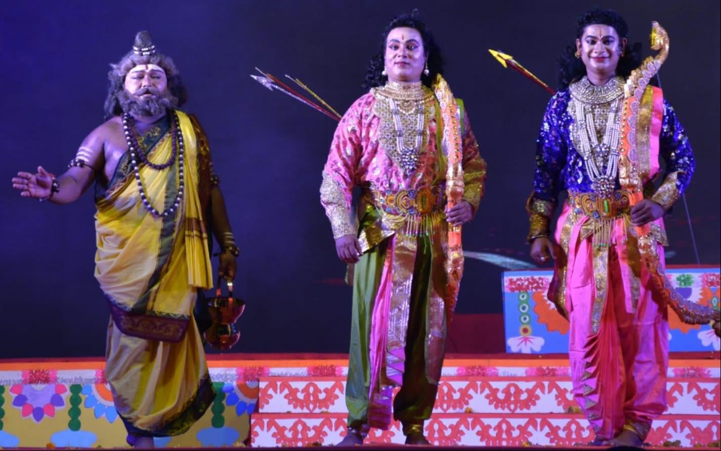 रामलीला का मंचन करते कलाकार। रामलीला का मंचन करते कलाकार।